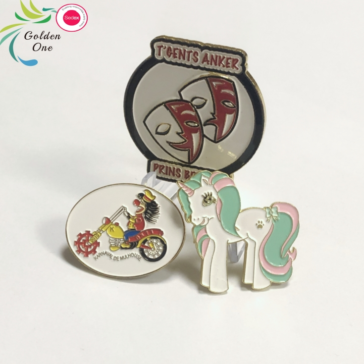 Manufacturer Custom Fashion Pins Metal Logo Badges Brooch Hard Soft Enamel Pins Bear Horse Lapel Pins for Clothes Decorative